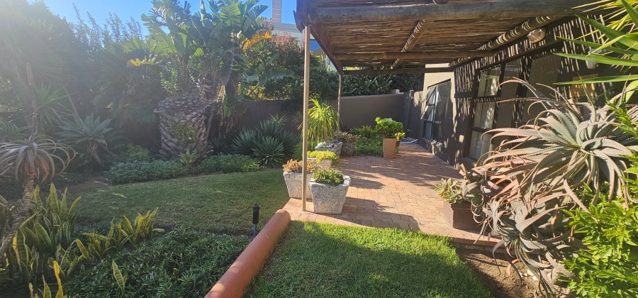 6 Bedroom Property for Sale in Middedorp Western Cape